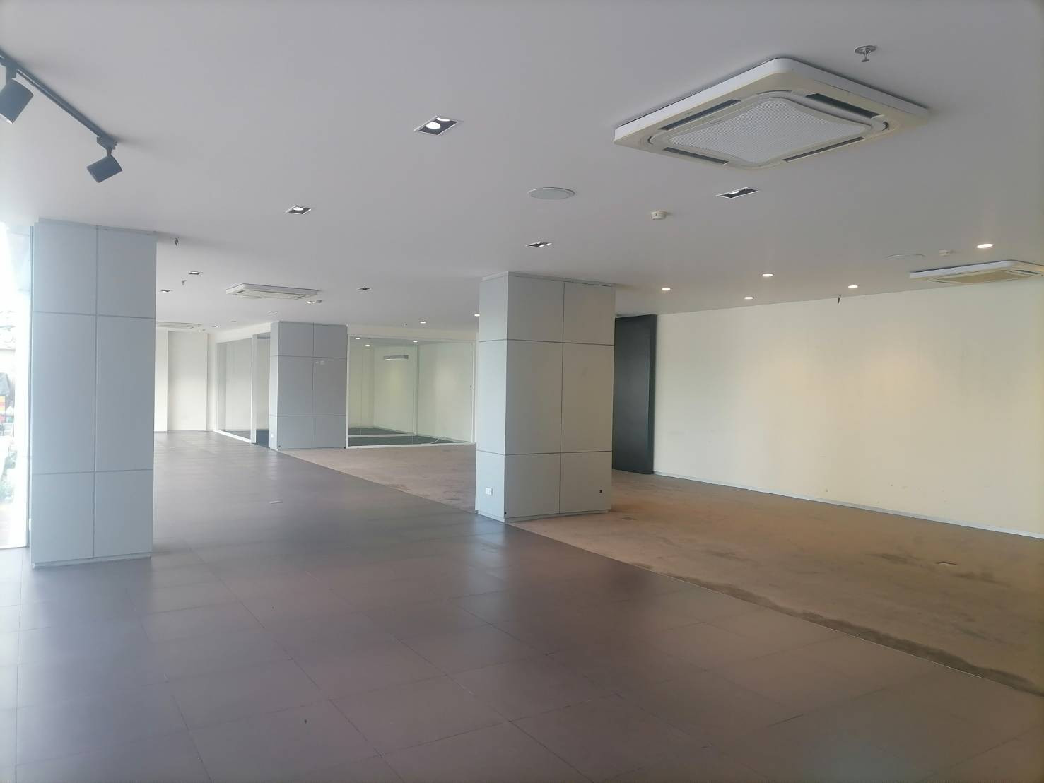 Showroom for Rent- ให้เช่าโชว์รูมพร้อมชั้นสำหรับซ่อมบำรุงรถยนต์ / ศูนย์บริการรถยนต์/ คลินิกเสริมความงาม/ โชว์รูมจัดแสดงสินค้า / พื้นที่สำนักงาน  ภายในโชว์รูมกว้างขวาง ทำเลทองย่านเยาวราช – รูปที่ 2