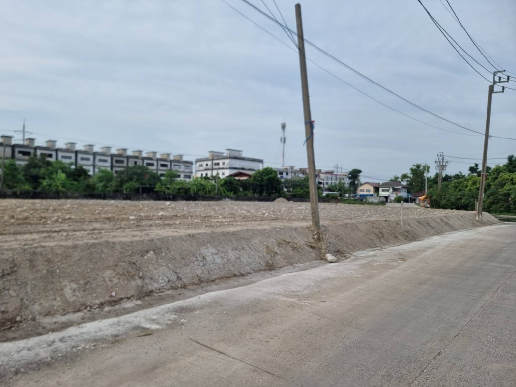 Land for sale, already filled and leveled, Soi Khum Klao 46, adjacent to the road, near Khum Klao Market. Size: 1-1-58 rai.