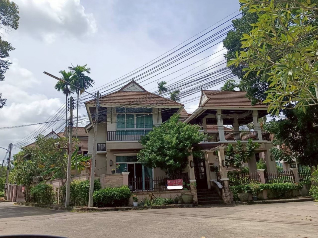 Two-story detached house for sale in Tharapura Village, Sriracha. Includes furniture. Large house, near Nong Kho Reservoir. Size: 125 sq.wa.