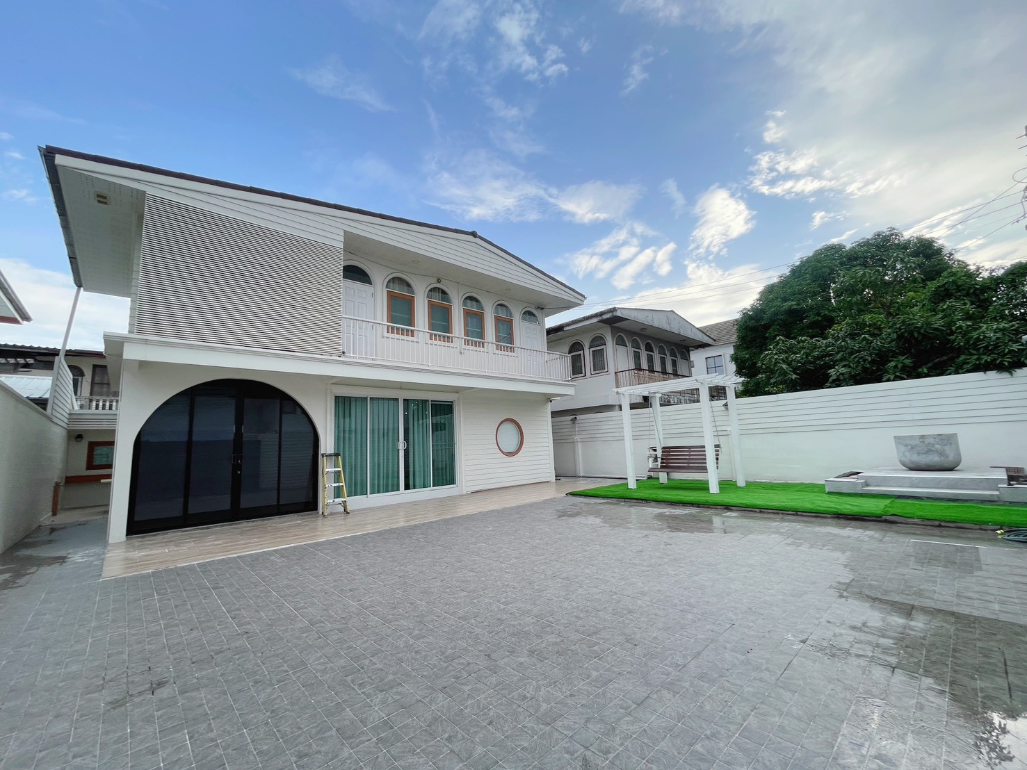 Single house with 3 bedrooms, 2 bathrooms, suitable for residence and home office.