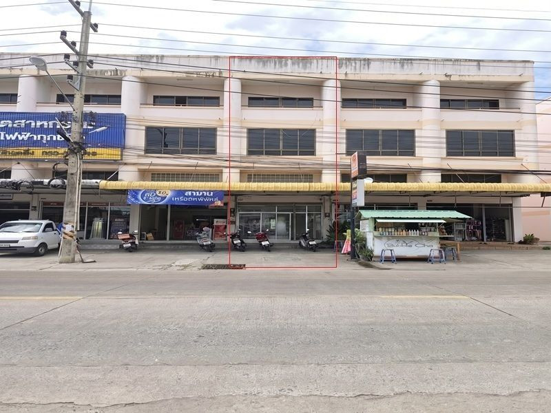 3.5-story commercial building for sale in Sriracha, near Laem Chabang, opposite Saha Group factories. 3.5-story commercial building for sale in Sriracha, near Laem Chabang, opposite Saha Group factories.