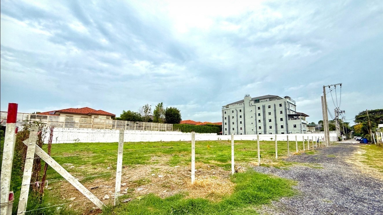 “Rare Strategic Land Bank | Pradit Manutham” 798 sq m of land in a premium neighborhood location near Santiburi The Residences and KDMS Hospital, width 68.5 meters, suitable for developing high-end residential projects. “Rare Strategic Land Bank | Pradit Manutham” 798 sq m of land in a premium neighborhood location near Santiburi The Residences and KDMS Hospital, width 68.5 meters, suitable for developing high-end residential projects.