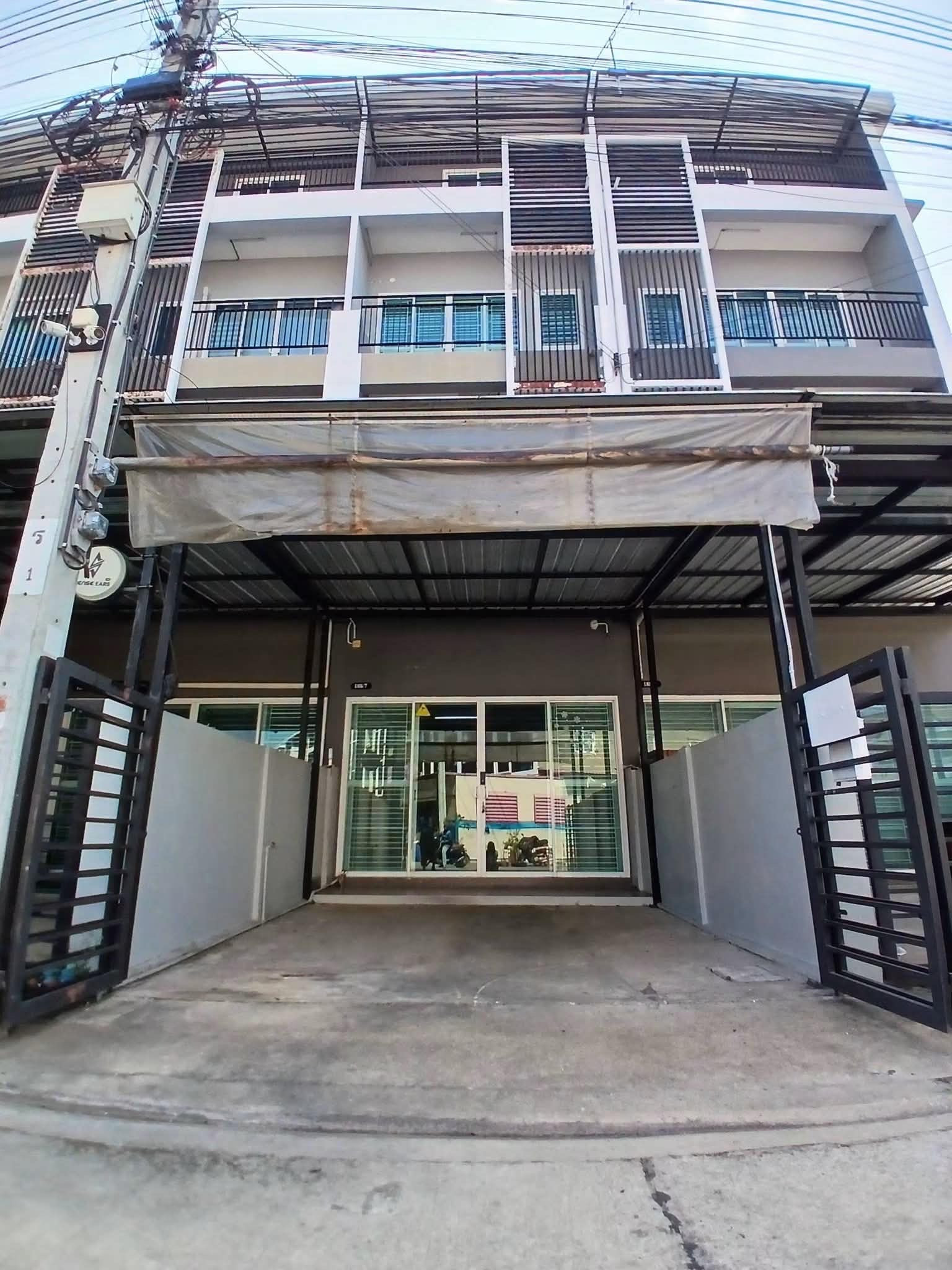 For rent, 3-story home office, Pracha Uthit Road 79.
