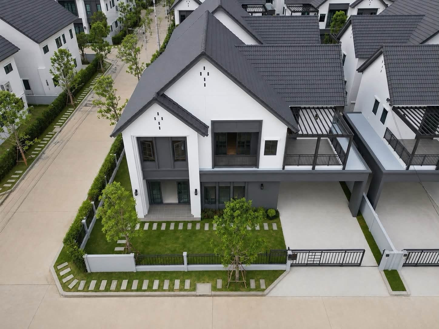 🌟For Rent: Detached House in Centro Bangna | Corner Unit. Two-storey  4 bedrooms and 5 bathrooms. Fully furnished with built-in furniture and beautifully decorated. Prime location in Bangna.💥Rental Fee: 150,000 THB/Month. – รูปที่ 3