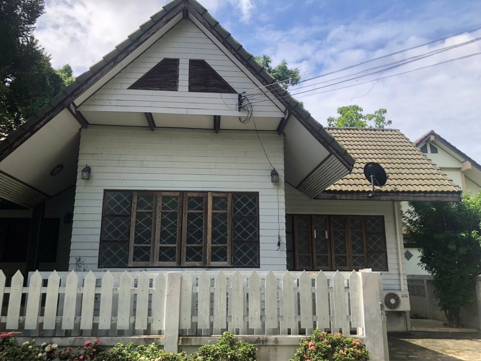 Beautiful house, good atmosphere, big trees, Aranyik location. Beautiful house, good atmosphere, big trees, Aranyik location.