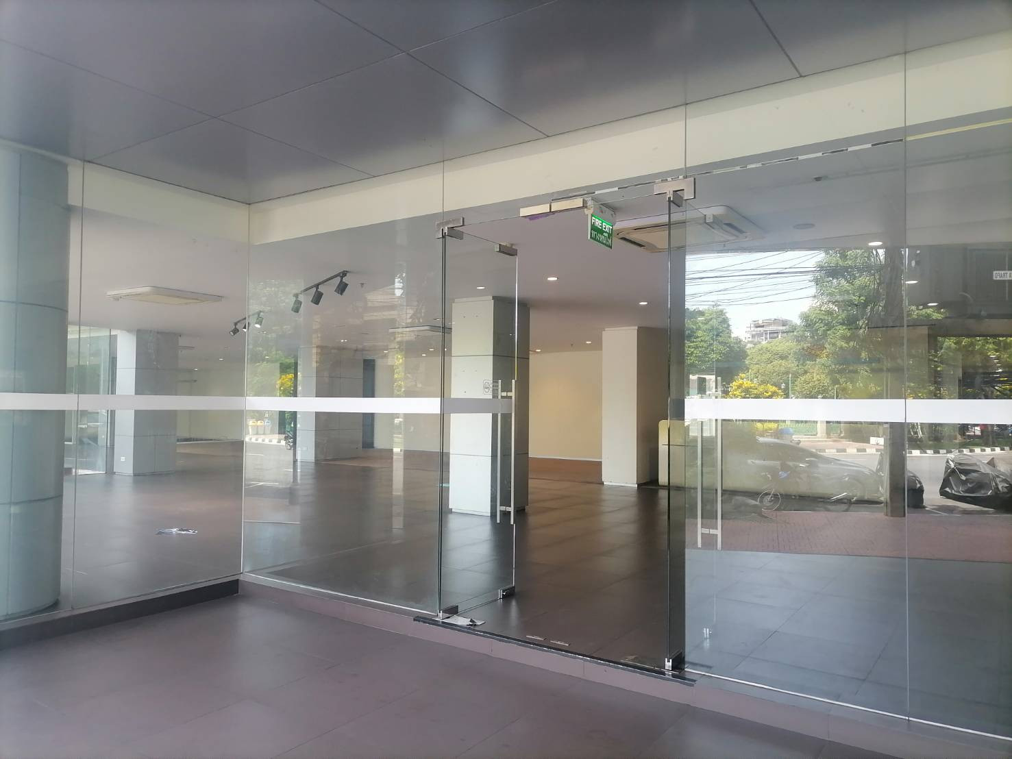 Showroom for Rent- ให้เช่าโชว์รูมพร้อมชั้นสำหรับซ่อมบำรุงรถยนต์ / ศูนย์บริการรถยนต์/ คลินิกเสริมความงาม/ โชว์รูมจัดแสดงสินค้า / พื้นที่สำนักงาน ภายในโชว์รูมกว้างขวาง ทำเลทองย่านเยาวราช Showroom for Rent- ให้เช่าโชว์รูมพร้อมชั้นสำหรับซ่อมบำรุงรถยนต์ / ศูนย์บริการรถยนต์/ คลินิกเสริมความงาม/ โชว์รูมจัดแสดงสินค้า / พื้นที่สำนักงาน ภายในโชว์รูมกว้างขวาง ทำเลทองย่านเยาวราช