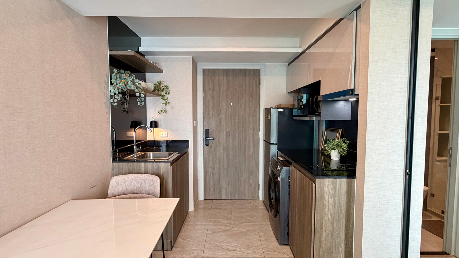 Premium City Living, 1-Bed Deluxe at LLOYD Soonvijai-Thonglor 🏙️✨ 100 meters to Bangkok Hospital ***FREE High-Speed Internet