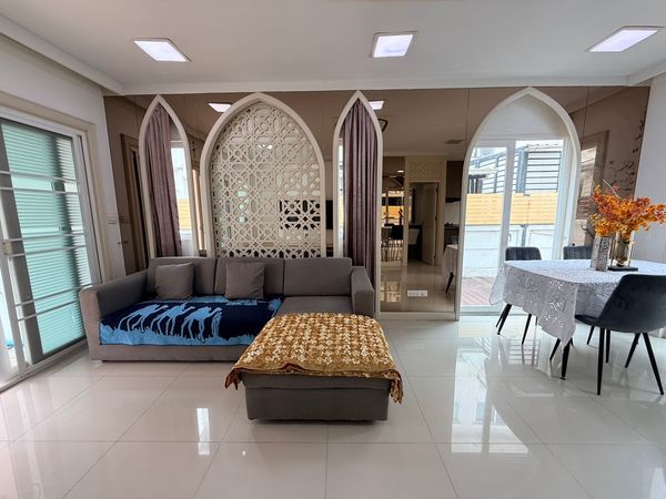 Townhouse for sale, 3 bedrooms, 3 bathrooms, fully furnished, ready to move in, only 4.99 million, location connected to Rama 9 Road, Thonglor within minutes.
