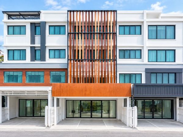 MRT RatPhatthana 1.1 km. 18 sq.wa. SuanSiamRd. Ramintra 4-story renovated home office 3bed LatPhrao-SeriThai Rd. 3bath 19,498THB/month. BaanKlangMueng near 280 sq.m. Suitable for residence or home office. Good location in a community area w