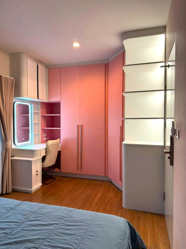 3-story townhome, built-in furniture throughout, beautiful wallpaper, extended kitchen, 5 air conditioners. 
