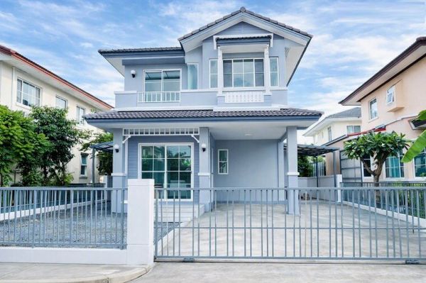 Suwinthawong KhumKlao 8-14, 3-story detached house for rent, near Chalong Krung Police Station. 3 bedrooms, 2 bathrooms, 17,999 THB/month. Located near the 72nd Anniversary Commemoration Sports Center and Kanchanaphisek Metropolitan Technic