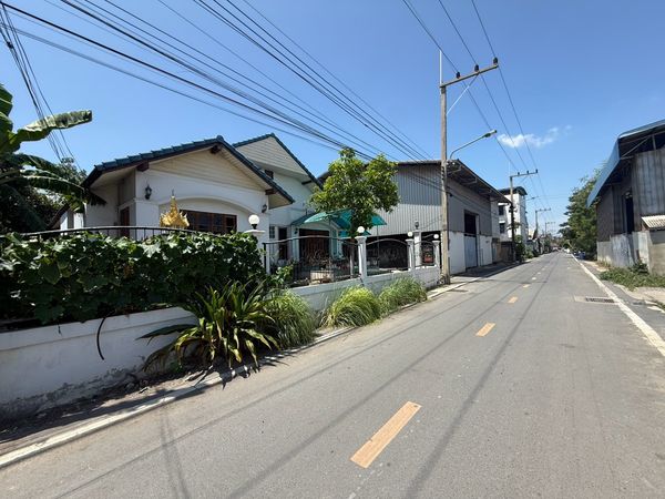98339 - House with warehouse, prime location, Khlong 1, Khlong Luang, can live in, work, can store products. Complete in one place