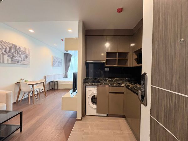 This unit is vacant and able to move in IMMEDIATELY! Price >> 20,000 baht >> 35th floor Fully Furnished Cheapest Price !!!!