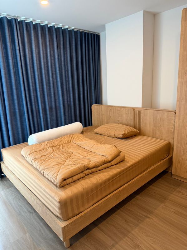 New condo, good location, near MRT Bang Yi Khan, complete with common areas. The room is private. New furniture, spacious room