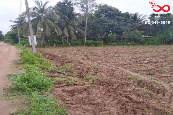 Land for sale, 4 rai, beautiful plot, Khu Yai Mi, Sanam Chai Khet District, Chachoengsao, near Road 331, utilities ready.