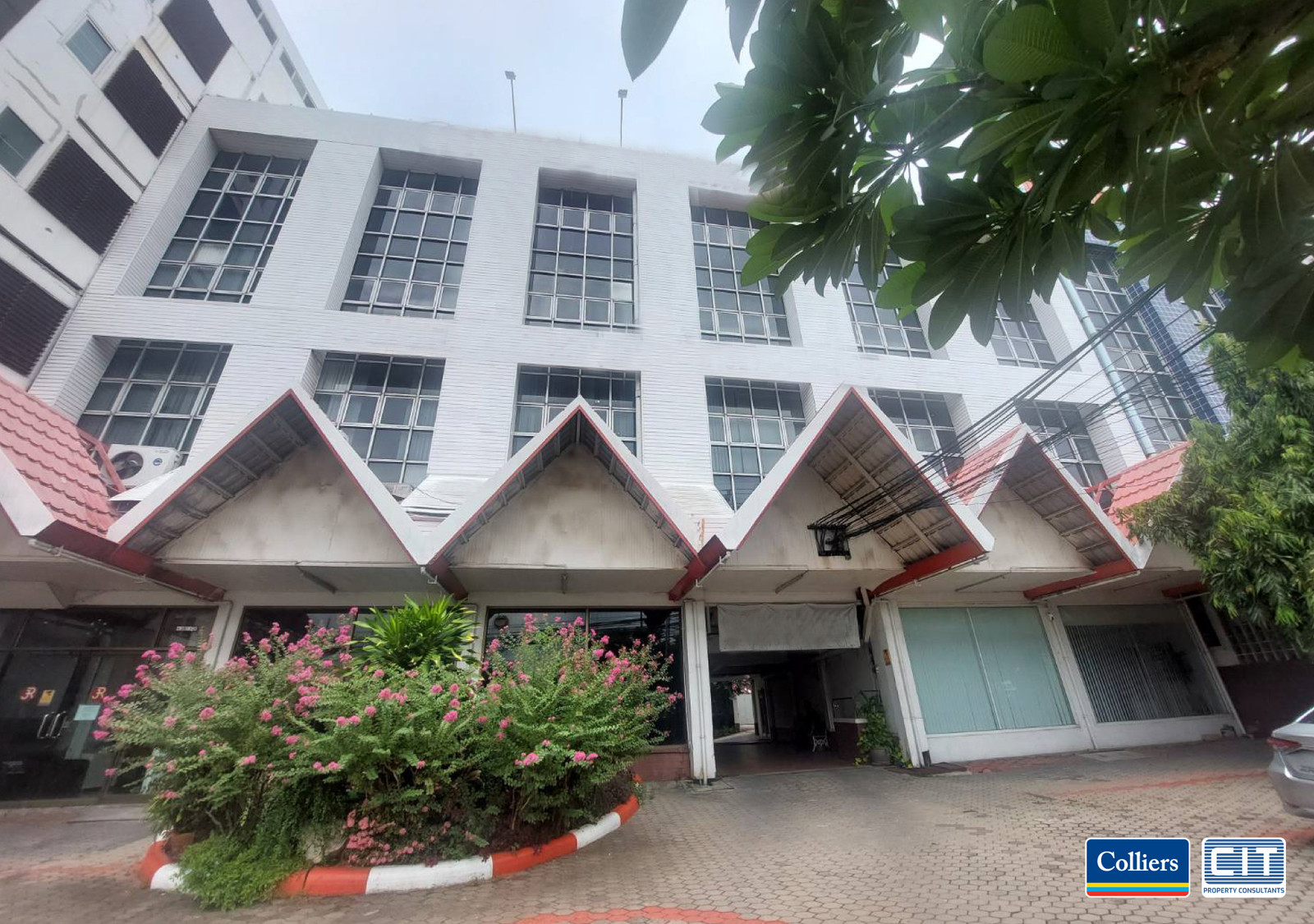 Building for sale, 6 units, next to Srinakarin Road, near MRTA, 50 meters, with parking for 28 cars. Building for sale, 6 units, next to Srinakarin Road, near MRTA, 50 meters, with parking for 28 cars.