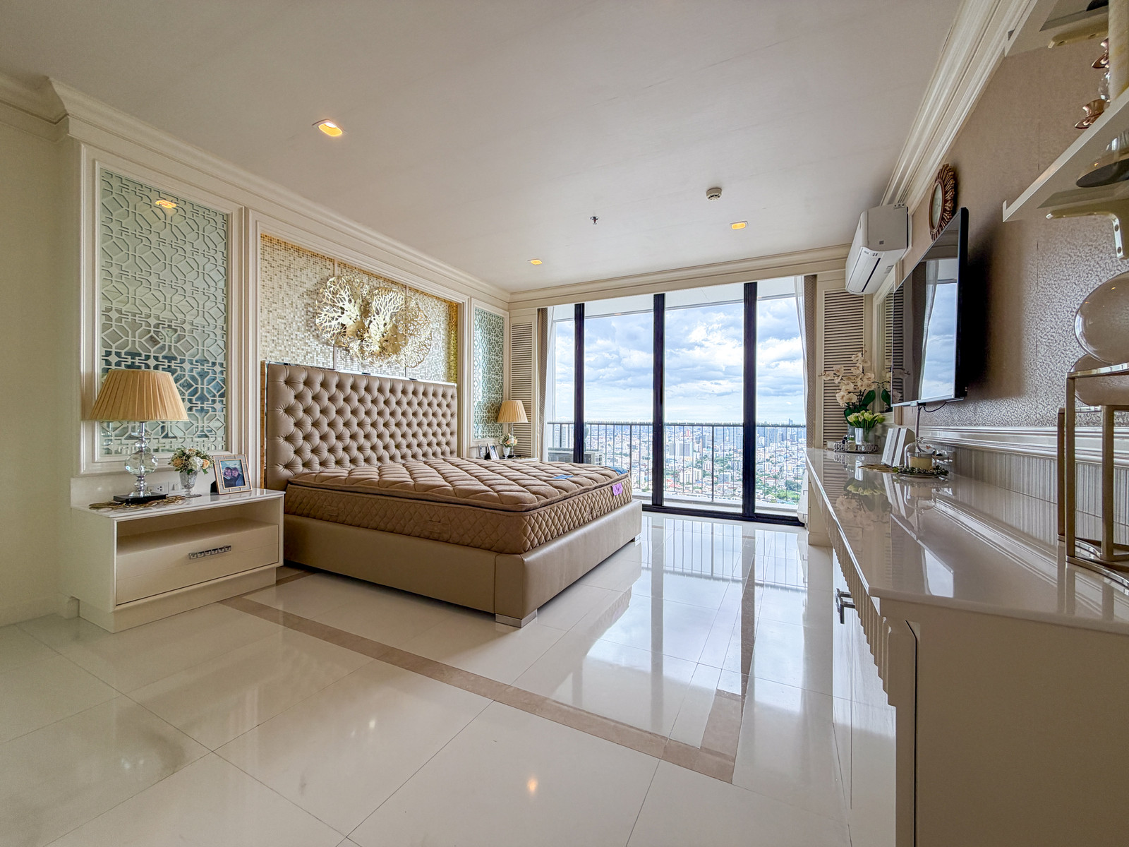 Condo for sale, The Issara Lat Phrao, high floor, corner room, ready to move in, near MRT Lat Phrao. Condo for sale, The Issara Lat Phrao, high floor, corner room, ready to move in, near MRT Lat Phrao.