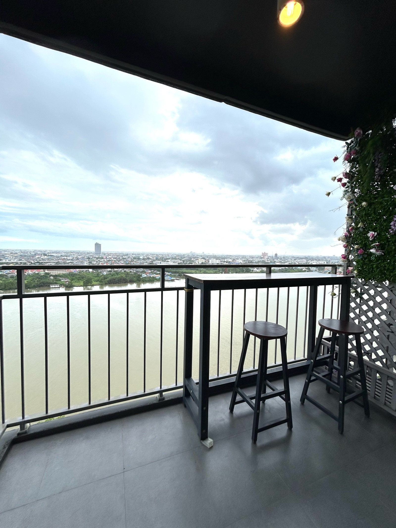 ให้เช่าคอนโดสไตล์รีสอร์ทวิวแม่น้ำเจ้าพระยา 𝐔 𝐃𝐞𝐥𝐢𝐠𝐡𝐭 𝐑𝐞𝐬𝐢𝐝𝐞𝐧𝐜𝐞 𝐑𝐢𝐯𝐞𝐫𝐟𝐫𝐨𝐧𝐭 𝐑𝐚𝐦𝐚 3      รายละเอียดห้อง -ชั้น 𝟐𝟑 -ขนาด 𝟓𝟔 ตร.ม -𝟐 ห้องนอน 𝟏 ห้องน้ำ -𝟏ที่จอดรถ   ราคา 𝟐𝟕,𝟎𝟎𝟎 บาท  สิ่งอำนวยความสะดวกภายในคอนโด  -สระว่า – รูปที่ 4
