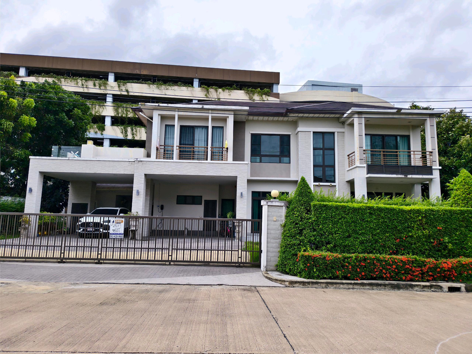 🚨🔥 55,000/month gets a house almost 150 sq m, not a townhome! Luxury single house, 5 bedrooms, 4 bathrooms, parking for 8 cars, near Suvarnabhumi 🔥🚨 📍 near Robinson Lifestyle and The Paseo Lat Krabang.