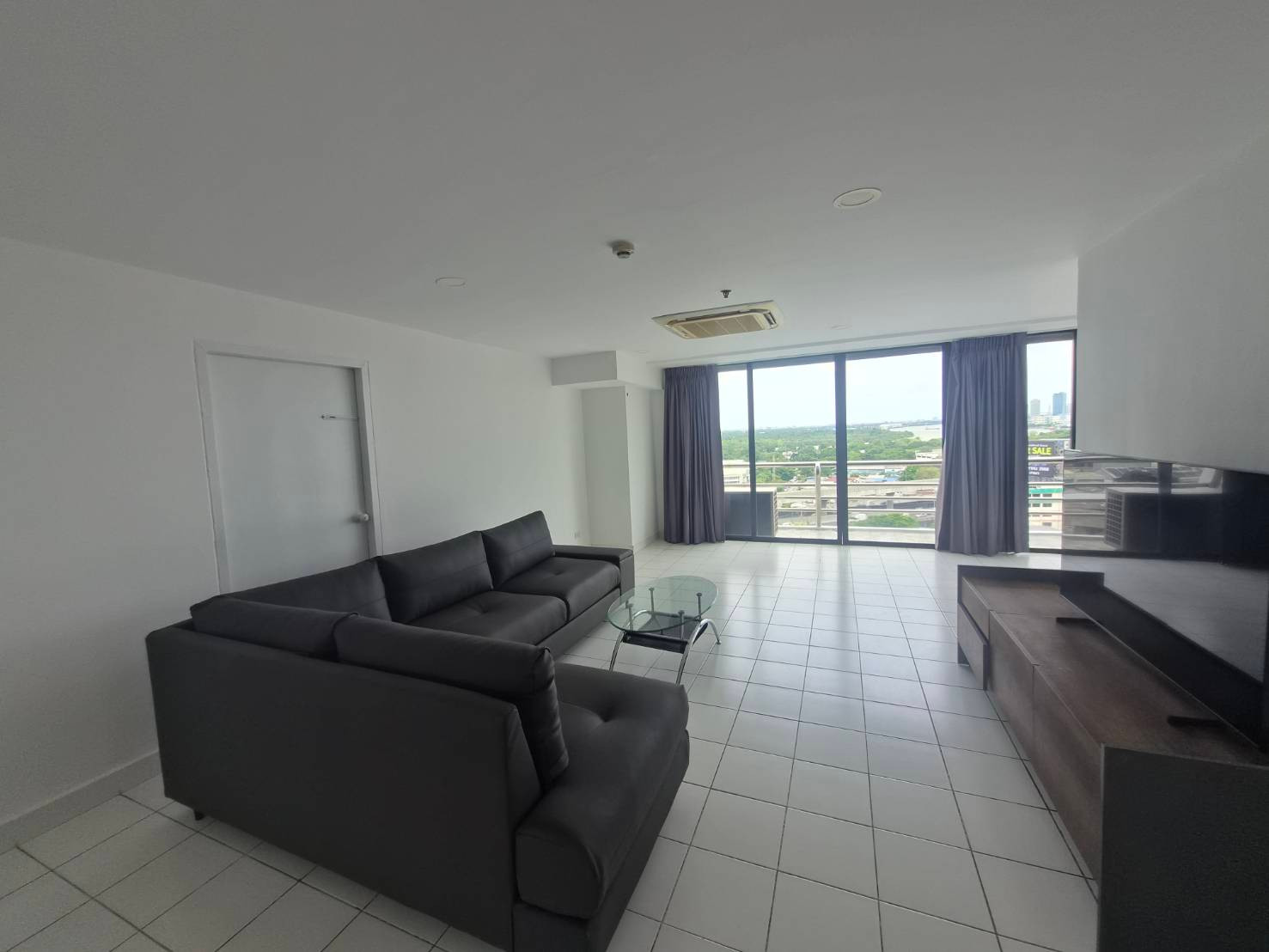 Luxurious Penthouse 3-Bed Near MRT Khlong Toei