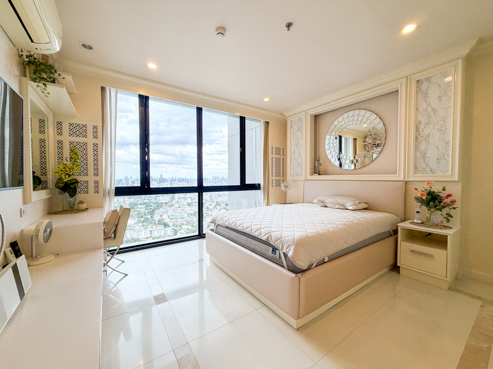 Condo for sale, ready to move in, The Issara Lat Phrao, high floor, beautiful view, corner room, near MRT Lat Phrao. Condo for sale, ready to move in, The Issara Lat Phrao, high floor, beautiful view, corner room, near MRT Lat Phrao.