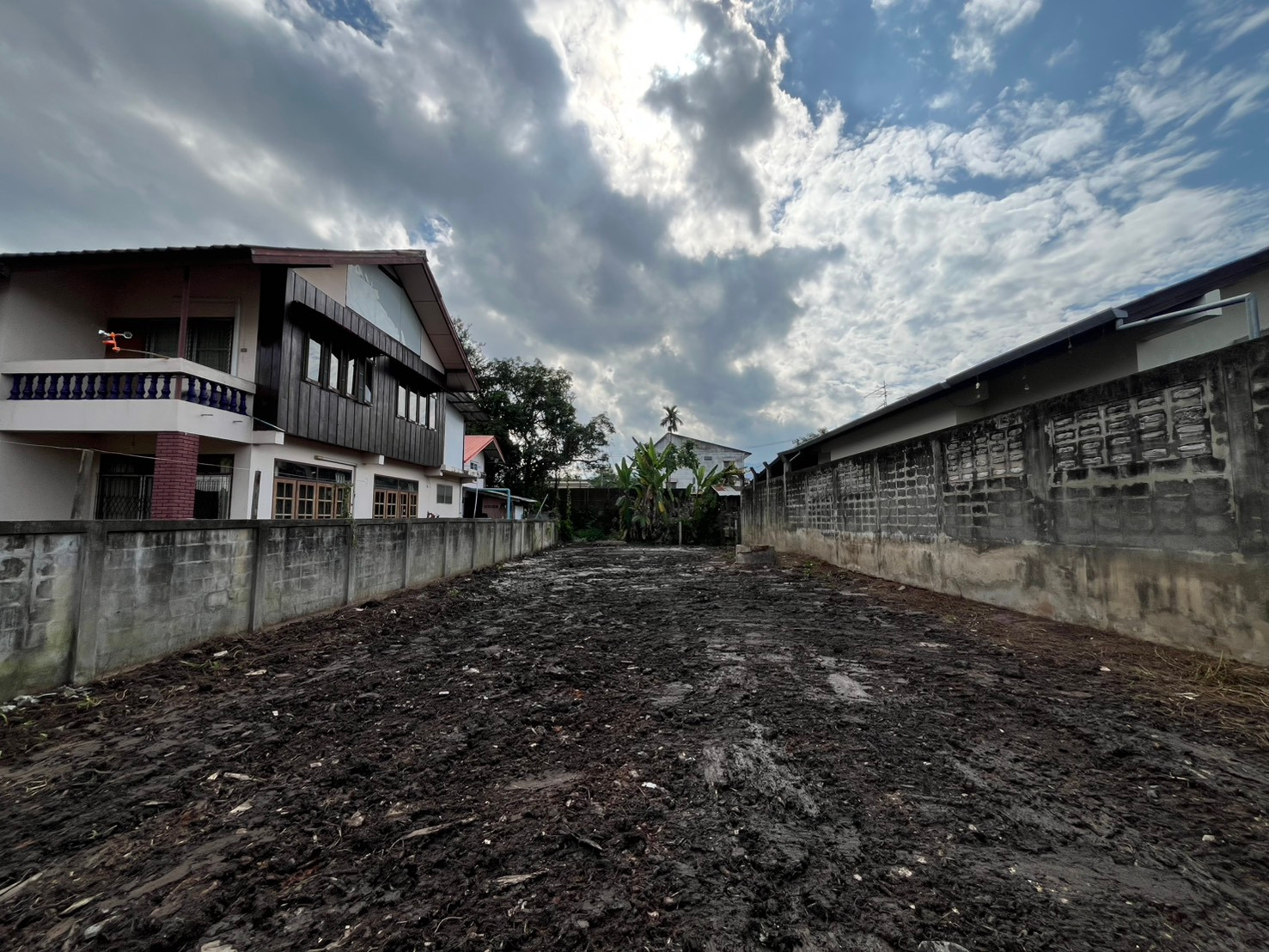 Land for rent, already filled, 156 sq m., Ping River view, near Wat Ket - Nimman, connected to the superhighway, only 17,500 baht/month. Land for rent, already filled, 156 sq m., Ping River view, near Wat Ket - Nimman, connected to the superhighway, only 17,500 baht/month.