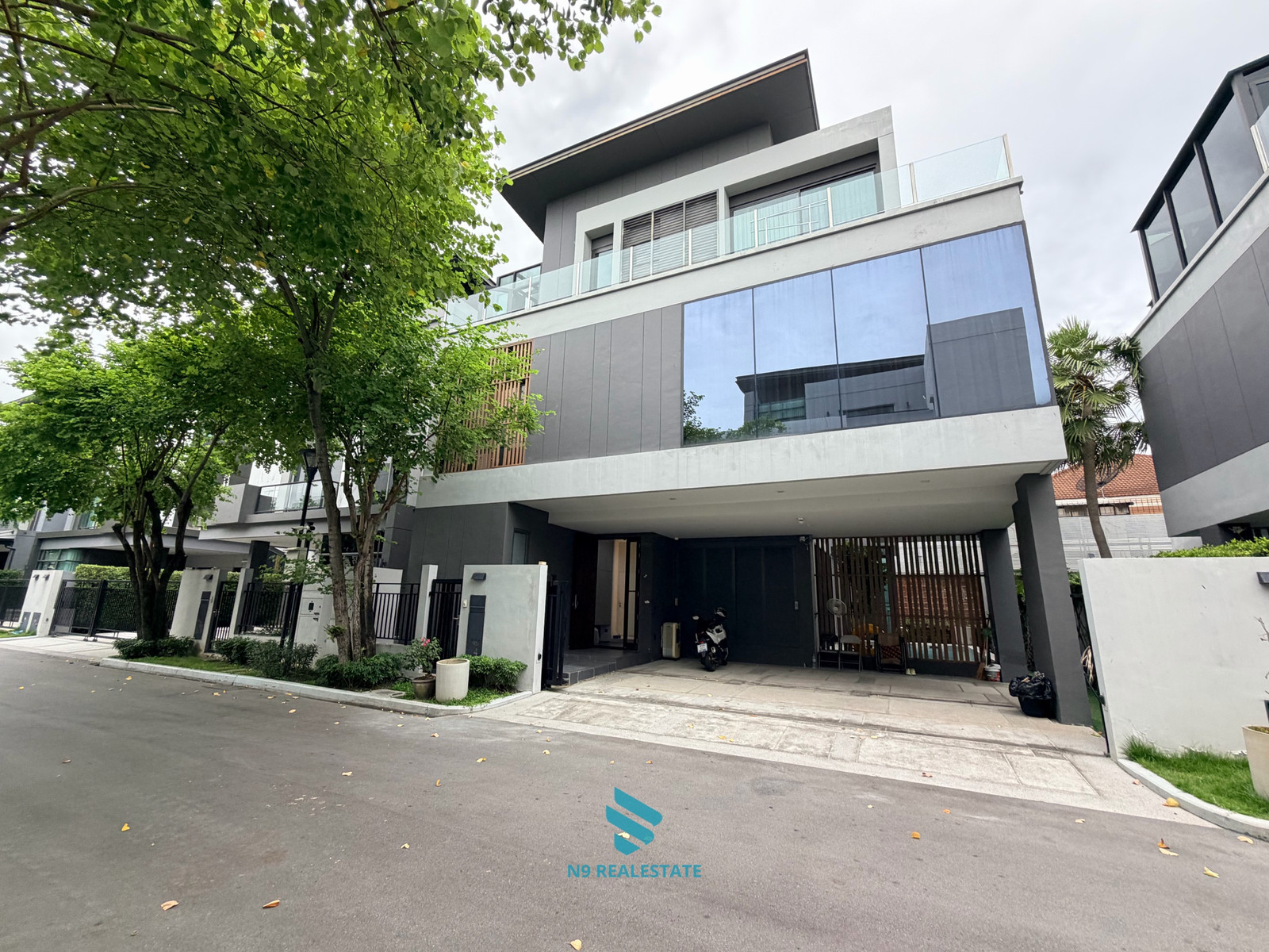 (Cheapest) 3-story house Fully furnished with pool, the gentry Ekkamai-Lat Phrao, near Ekkamai 10 minutes, Regent International School, Thonglor town in town
