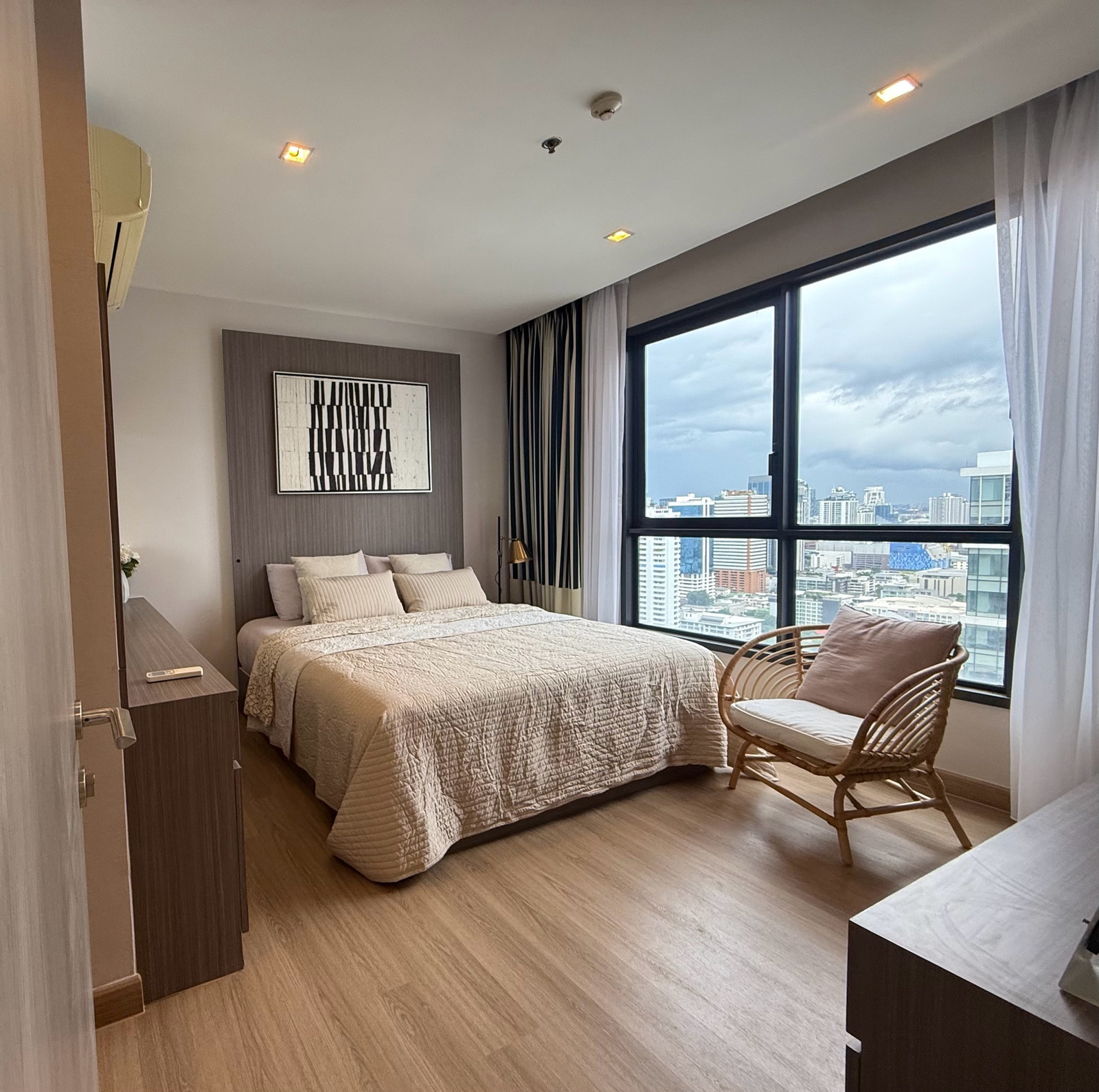 Condo for sale HQ Thonglor by Sansiri – newly decorated room, 31st floor, unblocked view, near BTS Thonglor, BTS Ekkamai. Condo for sale HQ Thonglor by Sansiri – newly decorated room, 31st floor, unblocked view, near BTS Thonglor, BTS Ekkamai.