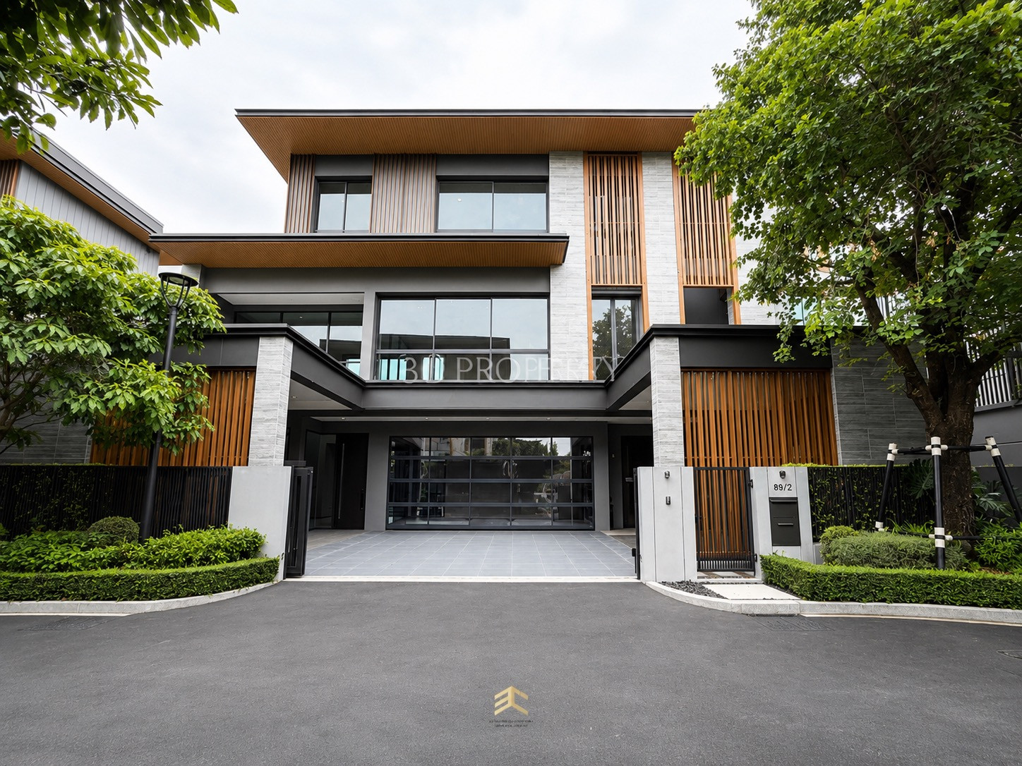 บ้านหรูติดถนนรามอินทรา : Smyth's Ramintra (สมิทธ์ รามอินทรา) เริ่ม 120 ล้านบาท ติดต่อ กี้ 095-0898947