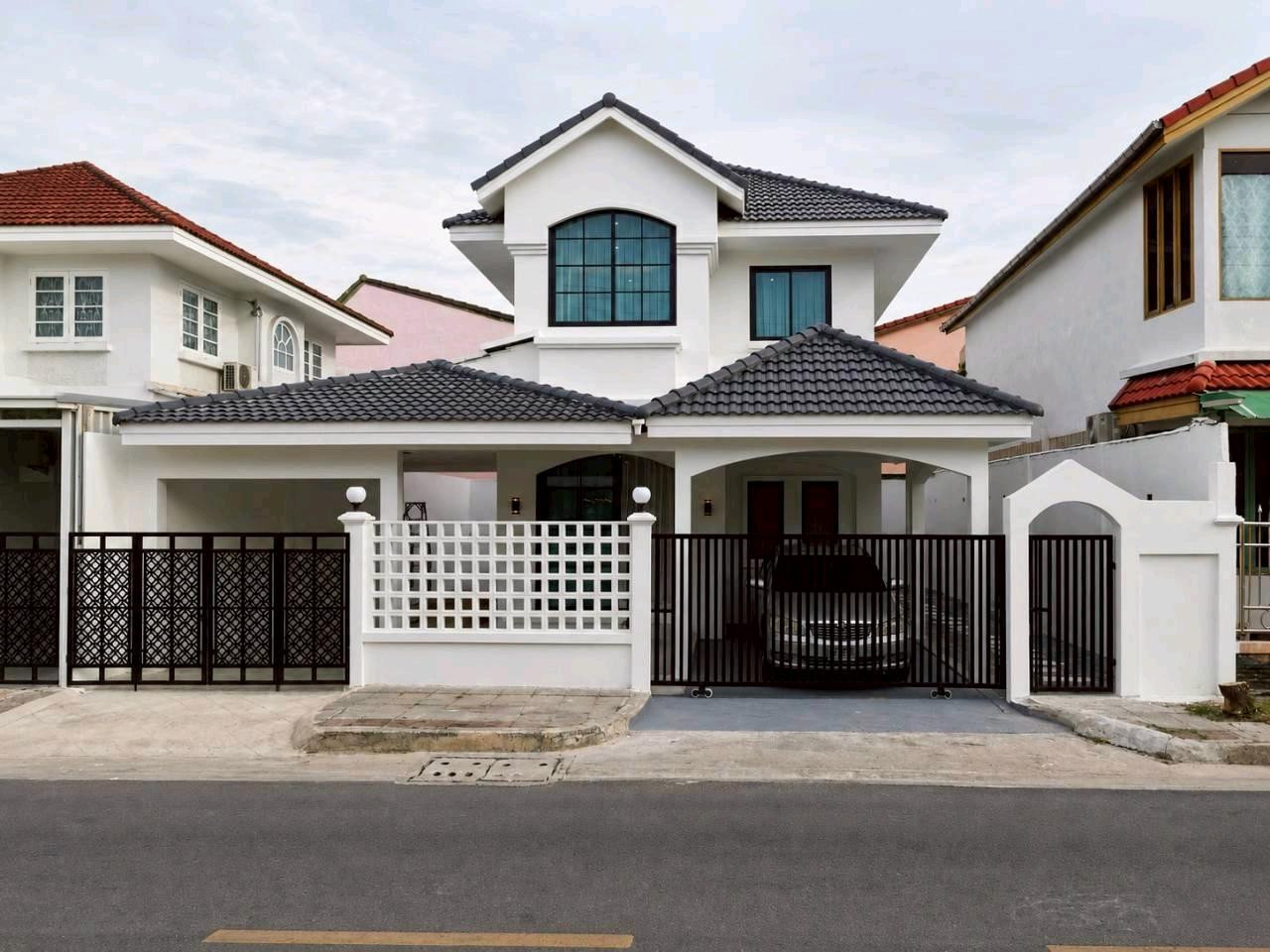 Single house near BTS Saphan Mai, parking for 3 cars.
