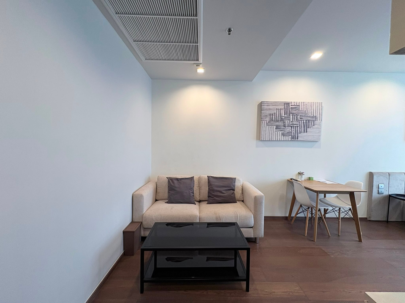 ห้องสตูดิโอ ขนาดพื้นที่ 29.69 sqm ที่มีพื้นที่กว้างน่าอยู่ และ ห้องว่างพร้อมย้ายเข้าทันที่ ตัวคอนโดห่างจาก BTS เพียง 30 เมตรเท่านั้น  – รูปที่ 4