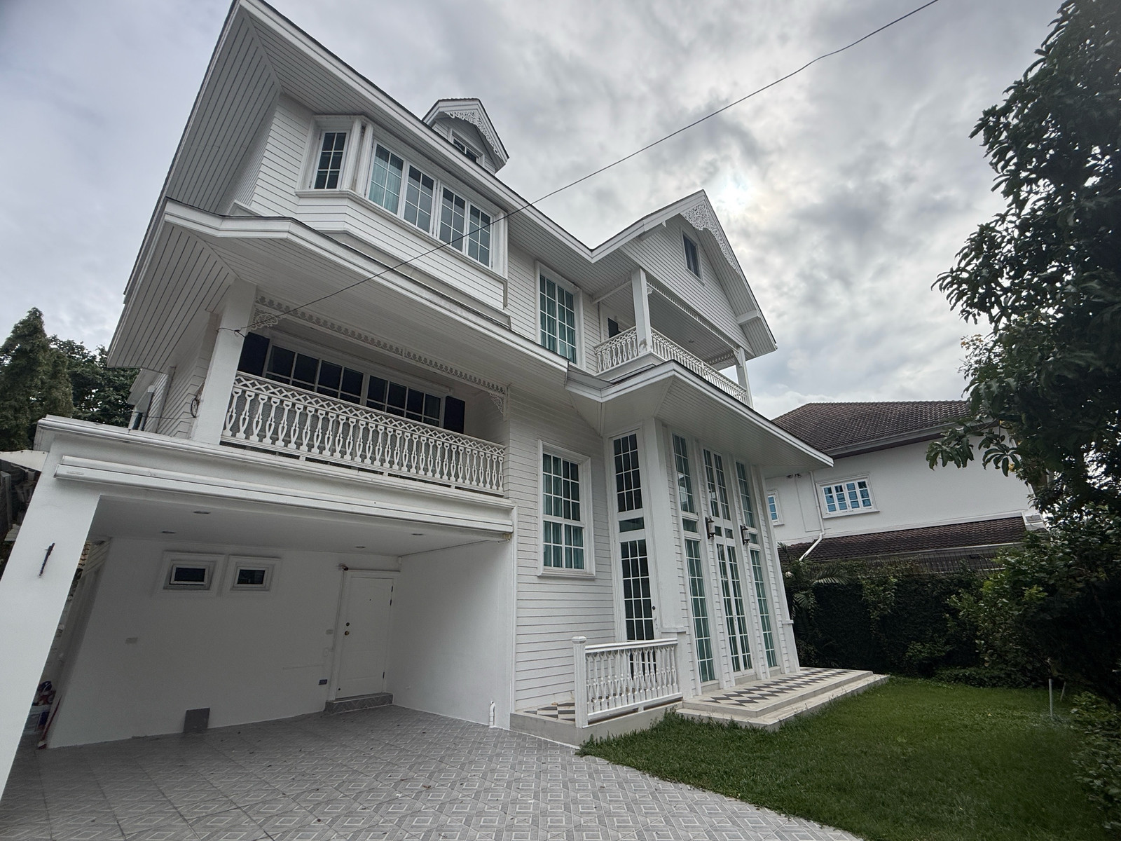 ขาย–ให้เช่าบ้านเดี่ยว 3 ชั้น แฟนตาเซีย วิลล่า 3 Fantasia Villa 3 สุขุมวิท 107 แบริ่ง 16 ใกล้ BTS แบริ่ง โรงเรียนนานาชาติ St. Andrews และ Bangkok Patana ย่านบางนา 3 ห้องนอน 4 ห้องน้ำ ที่ดิน 71.67 ตร.ว. พื้นที่ใช้สอย 345 ตร.ม. ขาย 28 ล้านบาท | เช่า 120,000 ขาย–ให้เช่าบ้านเดี่ยว 3 ชั้น แฟนตาเซีย วิลล่า 3 Fantasia Villa 3 สุขุมวิท 107 แบริ่ง 16 ใกล้ BTS แบริ่ง โรงเรียนนานาชาติ St. Andrews และ Bangkok Patana ย่านบางนา 3 ห้องนอน 4 ห้องน้ำ ที่ดิน 71.67 ตร.ว. พื้นที่ใช้สอย 345 ตร.ม. ขาย 28 ล้านบาท | เช่า 120,000