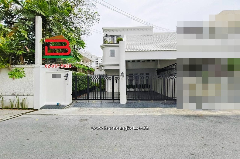 บ้านแฝด 2 ชั้น (หลังริม) เนื้อที่ 42 ตร.ว. สุขุมวิท 63 ซอยเอกมัย 12 (ซอยเจริญใจ) ถนนสุขุมวิท แขวงคลองตัน เขตพระโขนง