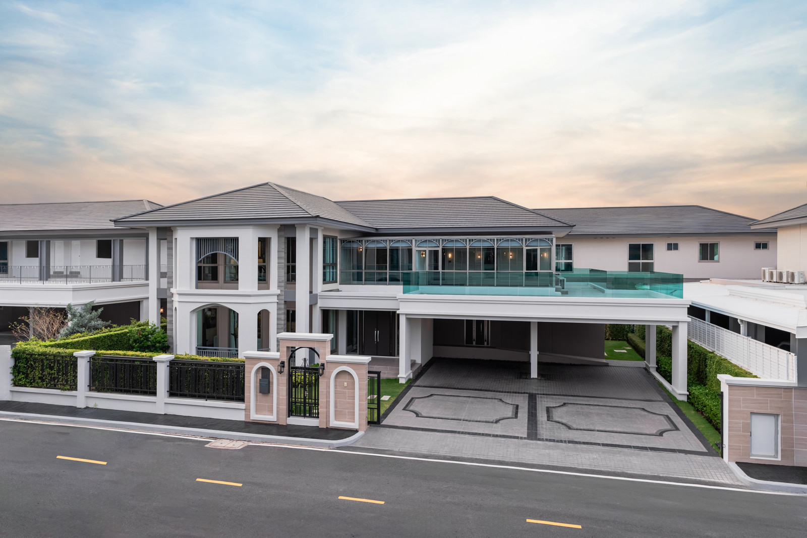Luxurious house decorated and ready to move in Near Suvarnabhumi Airport, next to Robinson Lifestyle Lat Krabang. Luxurious house decorated and ready to move in Near Suvarnabhumi Airport, next to Robinson Lifestyle Lat Krabang.