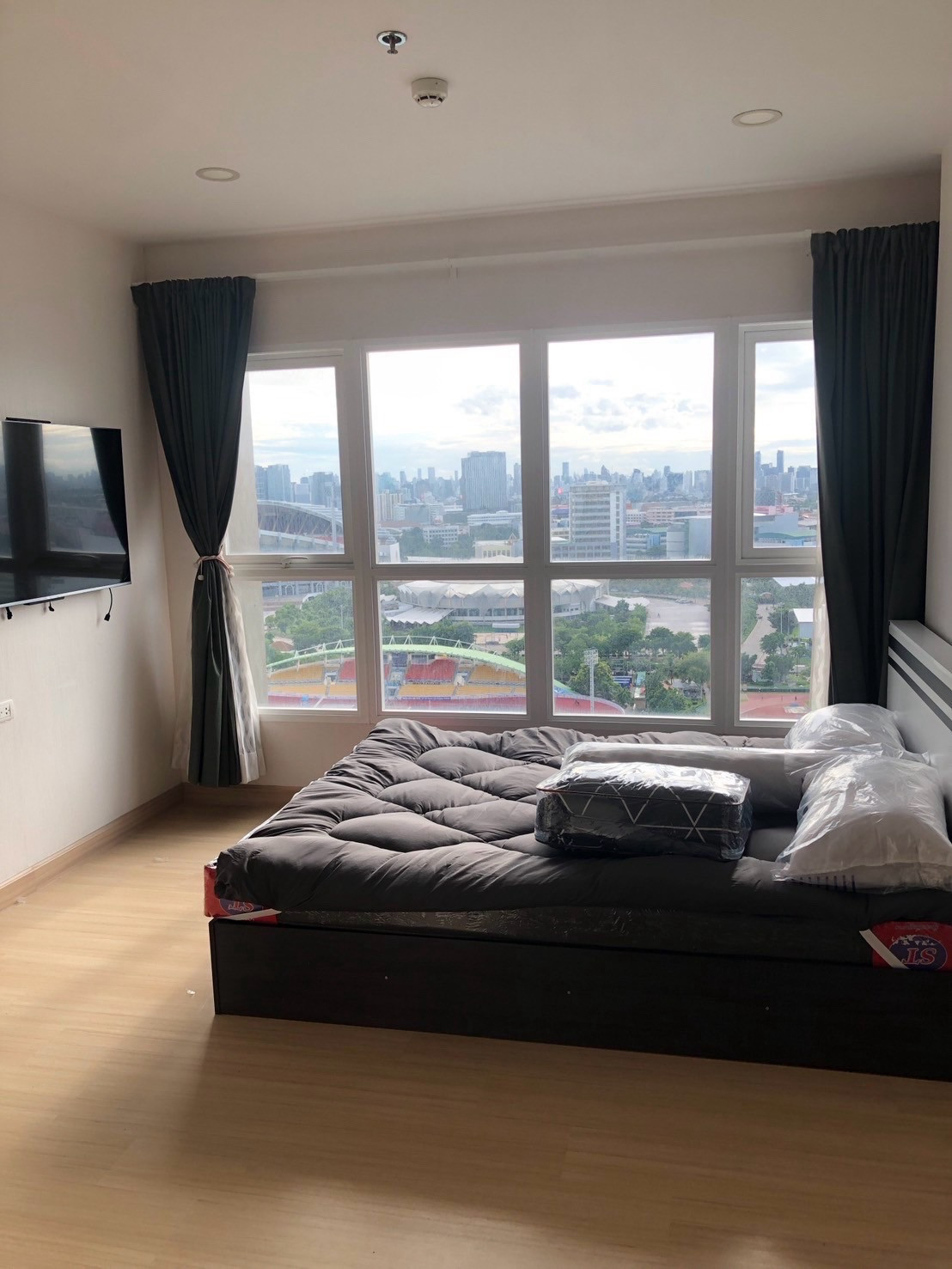 For rent, Supalai Veranda Ramkhamhaeng, size 35 sq m, complete with furniture and electrical appliances. There is also a kitchen divider, ready to move in.