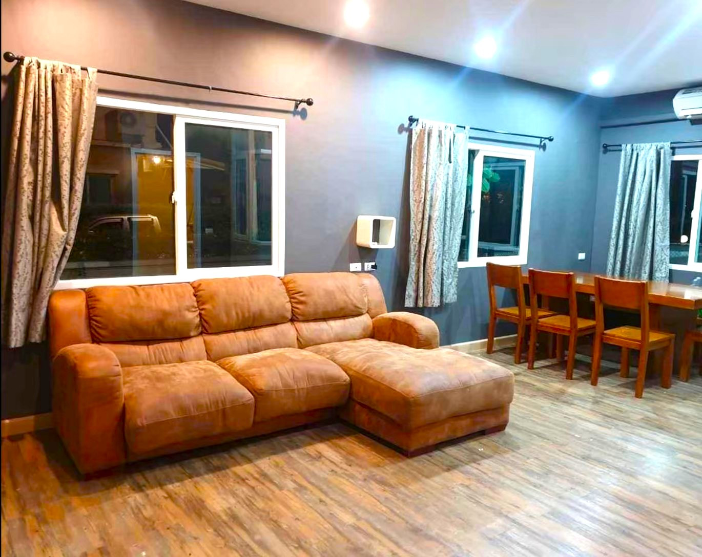 corner townhome with beautiful, complete furniture. Located on Therd Ratchan Road, near the airport. corner townhome with beautiful, complete furniture. Located on Therd Ratchan Road, near the airport.