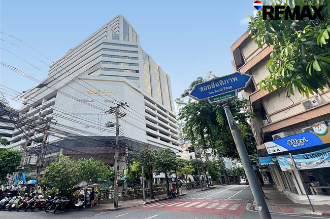 เช่าสำนักงาน อาคารจูเวลเลอรี่ เซ็นเตอร์ ถนนนเรศ สุรวงศ์ บางรัก ชั้น 32 Private penthouse ราคาดีที่สุด ราคาค่าเช่า : 123,000 บาท ต่อเดือน (เฉลี่ยตารางเมตรละ 170 บาท) เช่าสำนักงาน อาคารจูเวลเลอรี่ เซ็นเตอร์ ถนนนเรศ สุรวงศ์ บางรัก ชั้น 32 Private penthouse ราคาดีที่สุด ราคาค่าเช่า : 123,000 บาท ต่อเดือน (เฉลี่ยตารางเมตรละ 170 บาท)