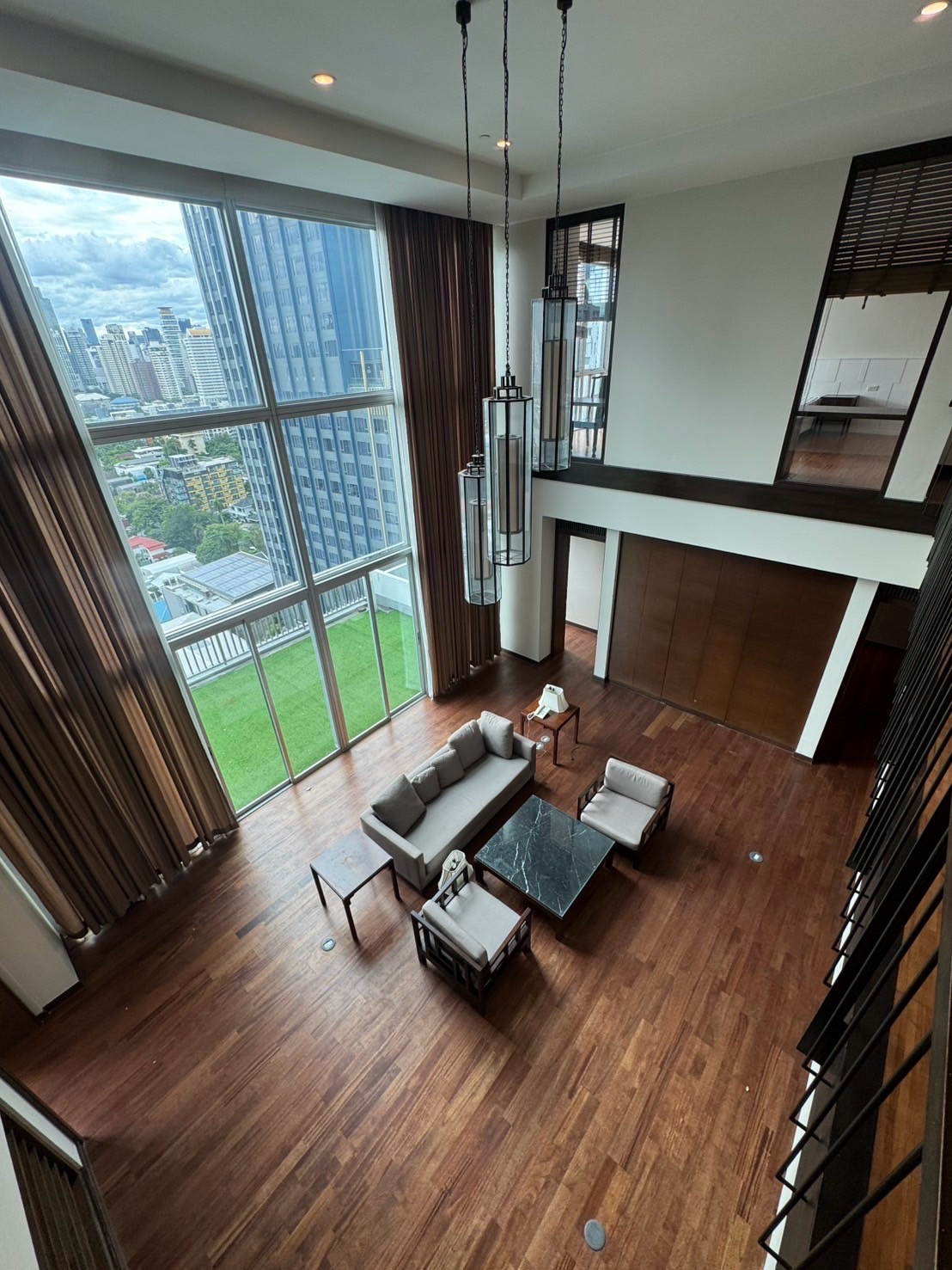 曼谷 Thonglor Sukhumvit 55 奢华复式顶层公寓Duplex Penthouse）出租 | 高挑顶设计伴超大露台 | 距 BTS Thonglor 站仅 650 米 | 家具齐全 随时入住 ||| 방콕 통로 스쿰빗 55 하이엔드 복층 펜트하우스(Duplex Penthouse) 임대 | 높은 층고 & 대형 발코니 | BTS 통로역 도보 650m | 풀 옵션 즉시 입주 가능