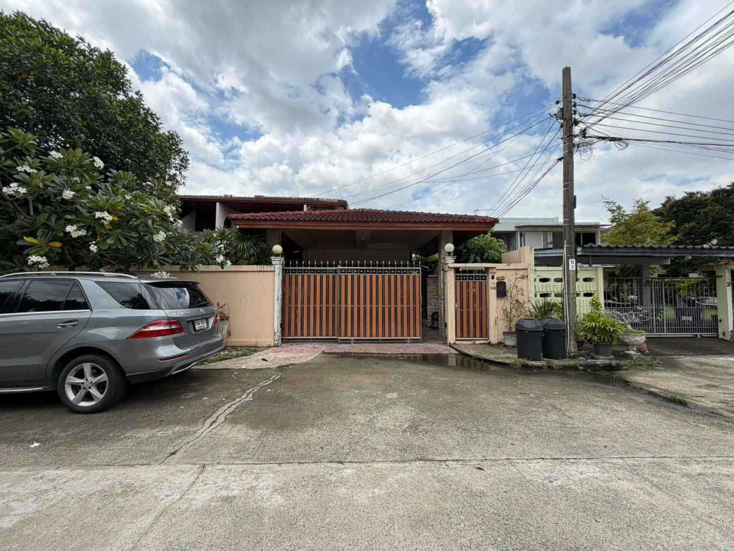 Single house for sale, Meuangthong Garden Zone 1, 240 sq m, 1 rai 40 sq wah. Single house for sale, Meuangthong Garden Zone 1, 240 sq m, 1 rai 40 sq wah.