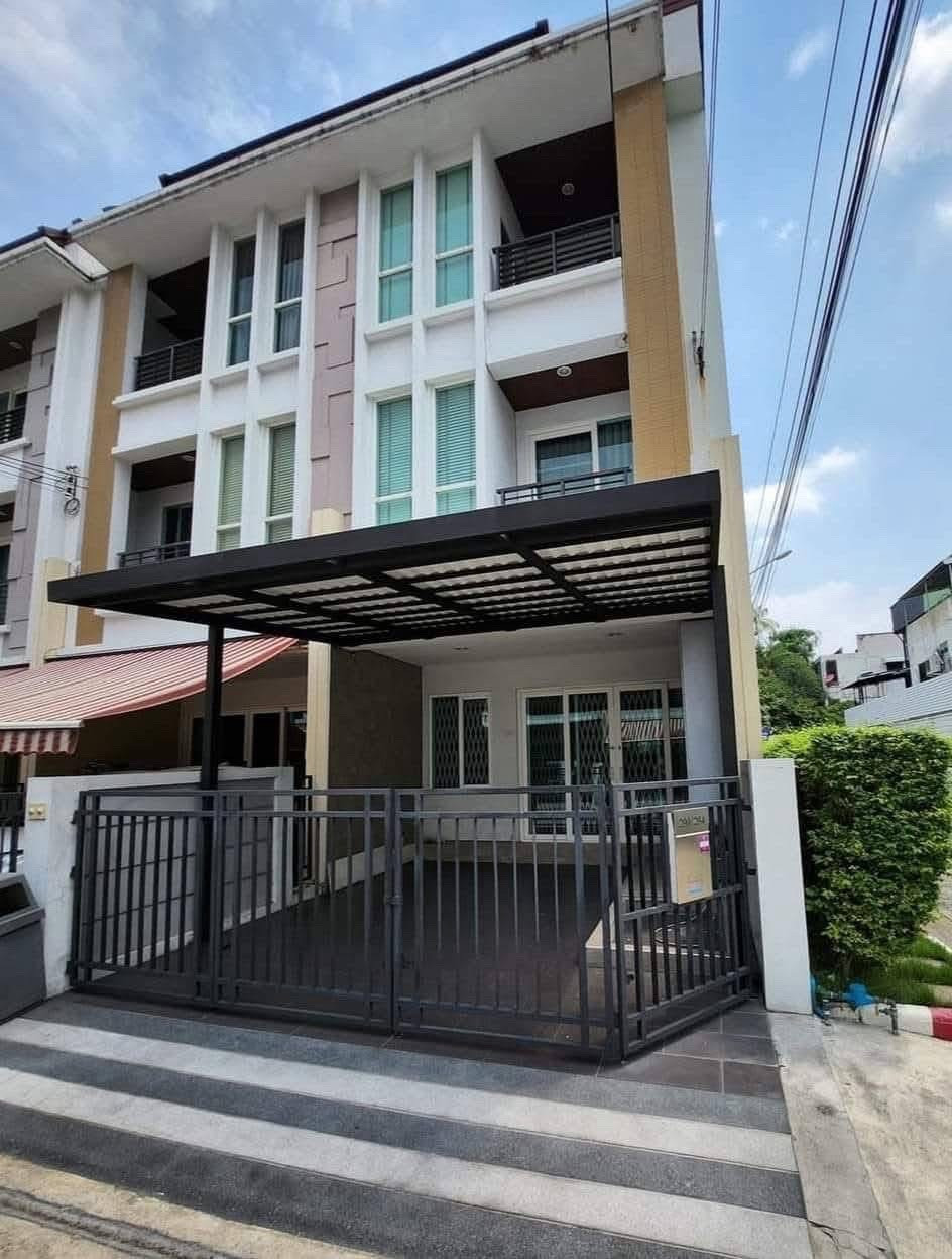 🏡 3-story townhome (corner house) Baan Klang Muang S Sense Rama 9 - Lat Phra Pradit Manutham Soi 3 (along Ekkamai-Ramindra Expressway)