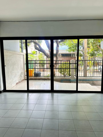 Phaholyothin 49-57 Two Story Townhome 3Beds 3Baths 24,998B-M. BTS WatPhrasi 650m. and Wat Phra Si Mahathat 450 m. Land area 33 sq.wa. Usable area 160 sq.m. near MRT 11th Infantry Regiment only 326 m. Prime location on Phahonyothin Road, suitable for resid – รูปที่ 3