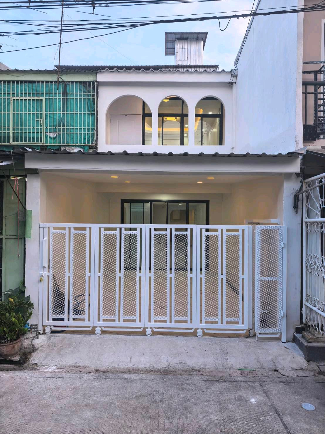 Near MRT Huai Khwang 700 meters. Near MRT Huai Khwang 700 meters.