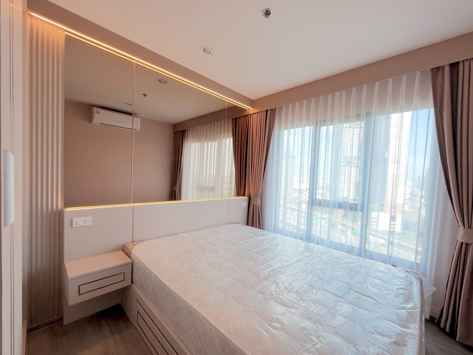 🏙️ For rent, Regent Home Wutthakat, ready to move in, near BTS Wutthakat, 180 meters, l kitchen partition, has an electric stove, exhaust hood.