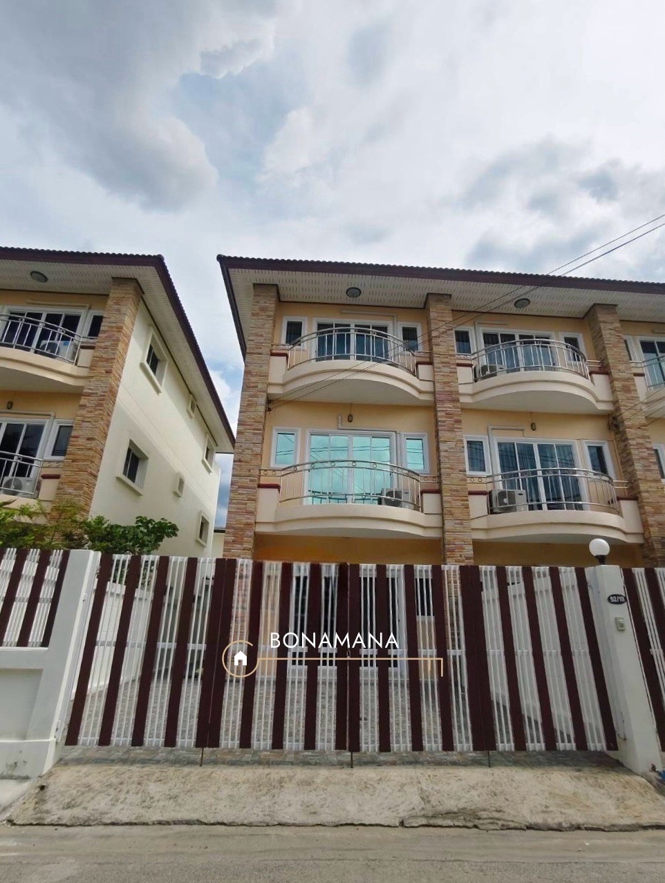 Townhome for rent, Lat Phrao 101 (BTS Lat Phrao 101: 2.7km) Townhome for rent, Lat Phrao 101 (BTS Lat Phrao 101: 2.7km)