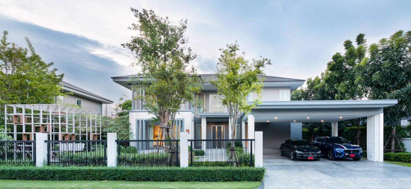 [For Sale or Rent] Luxurious house decorated and ready to move in. Near SISB International School, Nonthaburi, near the expressway, Pink Skytrain station.