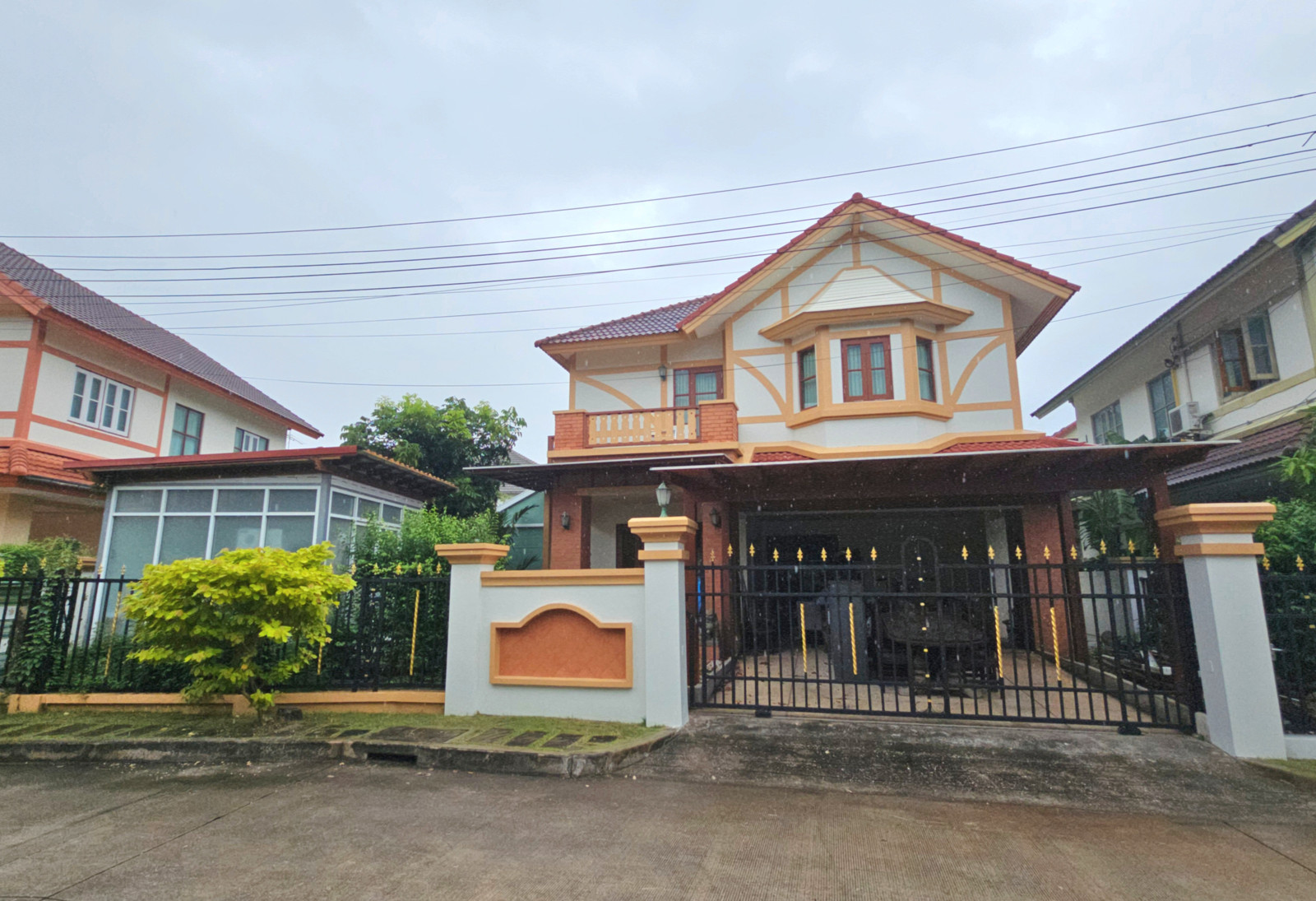 📢 For sale Laddarom Village Ratchaphruek-Rattanathibet 🏡 2-story detached house.. selling below market price 📌 House model with guest house. very big area Renovate and paint the entire house. And some maintenance has been done in the house. Prime location
