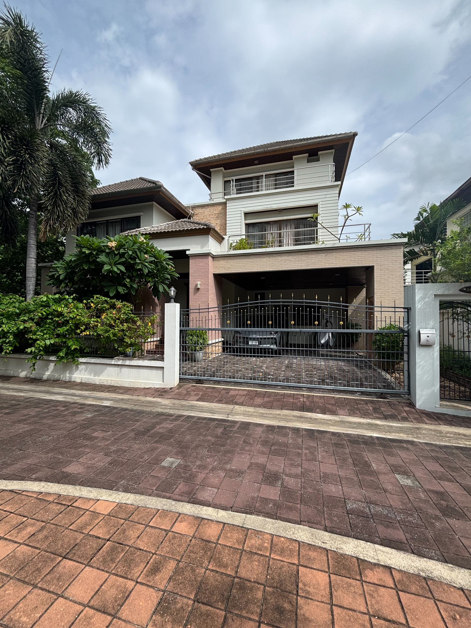 3-story detached house for sale next to swimming pool, Ramkhamhaeng area. 3-story detached house for sale next to swimming pool, Ramkhamhaeng area.