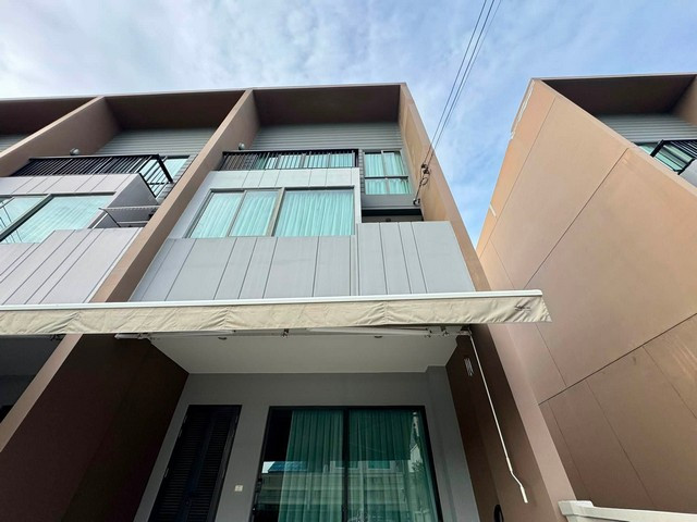 Code C7276 House for rent, decorated and ready to move in, 3-story townhome, Baan Klang Muang Rama 9-Krungthep Kreetha project.