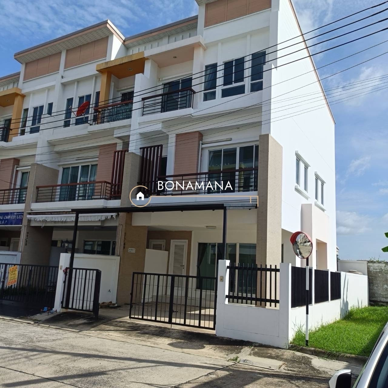 Townhome/home office for rent, corner unit, 3 floors, Soi Mayalap, Kaset-Nawamin. Townhome/home office for rent, corner unit, 3 floors, Soi Mayalap, Kaset-Nawamin.