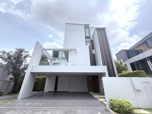 For rent VIVE Krungthep Kreetha 4 bed 5 Bath 4 Parking lot ready to move in. The interior is decorated in a Modern Luxury style. Tel:062-4468565 Kee